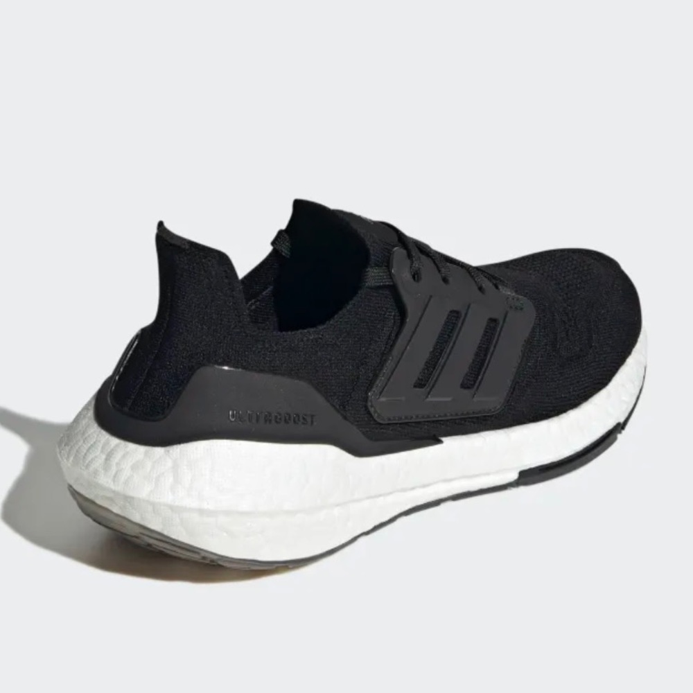 ADIDAS WOMENS ULTRABOOST 22 SIZE 8